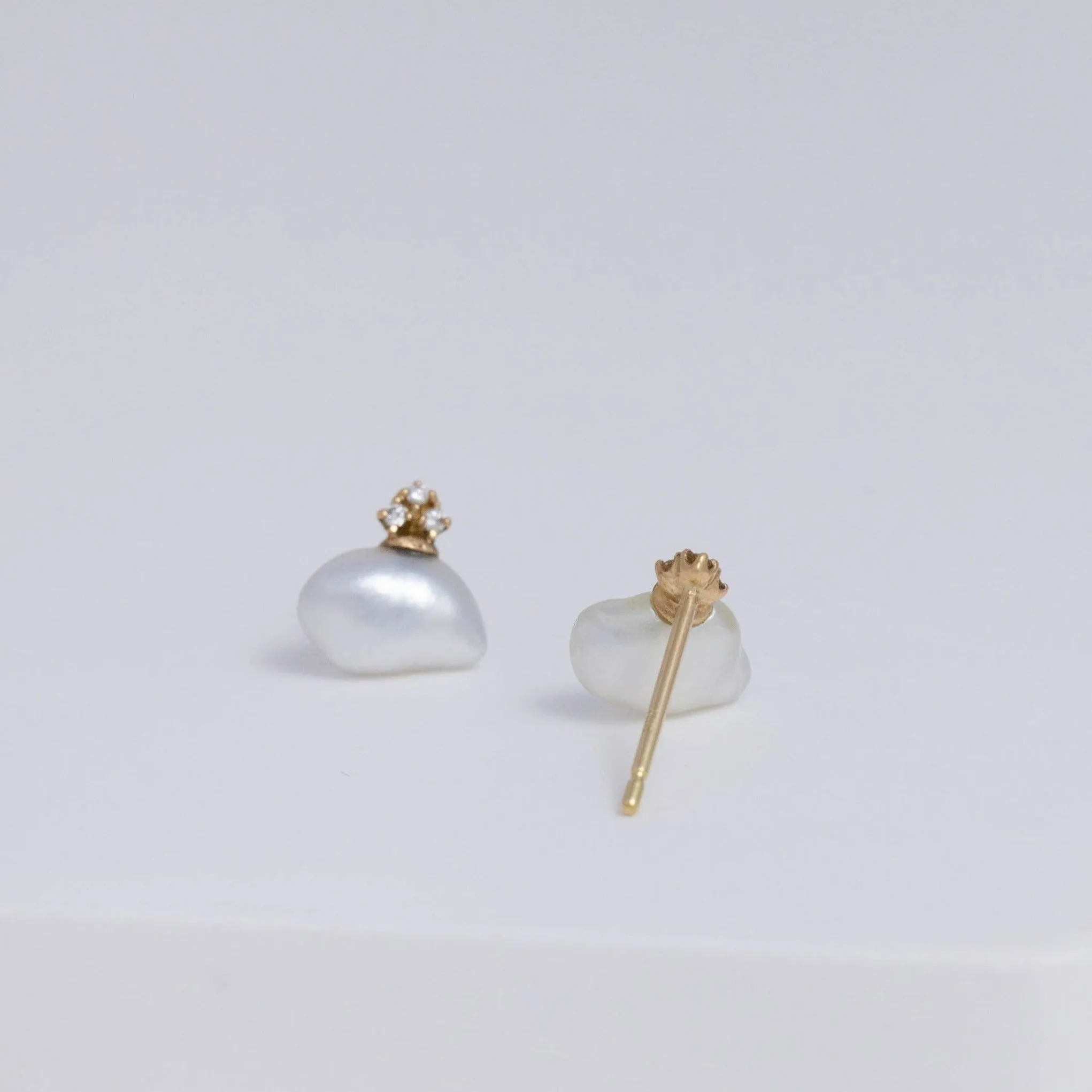 Ballon white pearl stud